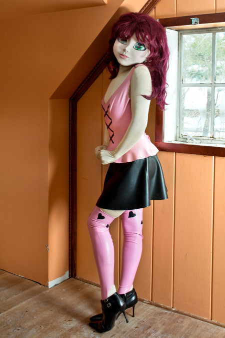 Redhead/Pink & Black Outfit/Orange Room